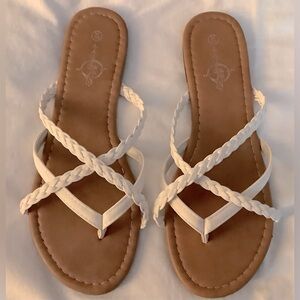 SOUL MATES SANDALS SIZE 7/8 WHITE